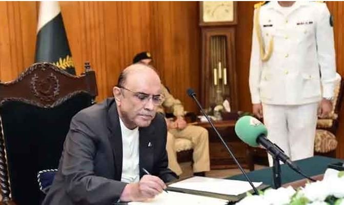 صدر مملکت آصف علی زرداری نے 27 ویں آئینی ترمیمی بل پر دستخط کردیے