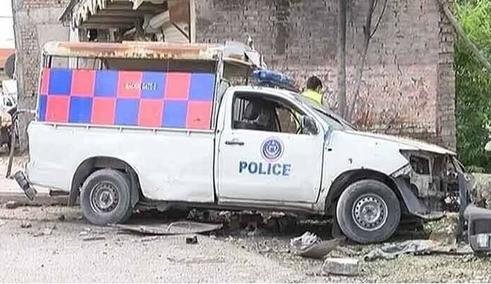 ڈی آئی خان میں پولیس کی بکتربندگاڑی پر ریموٹ کنٹرول بم حملہ، 2 اہلکار شہید