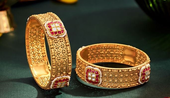 سونے کی قیمت میں 3300 روپے فی تولہ کمی ہوگئی