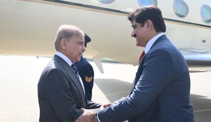 وزیراعظم شہباز شریف ایک روزہ دورے پر کراچی پہنچ گئے