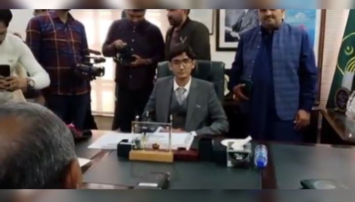 10 ویں جماعت کا پوزیشن ہولڈر طالبعلم ایک دن کیلئے پنجاب کا وزیر تعلیم بن گیا