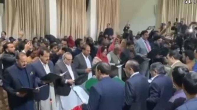 آزاد جموں کشمیر کی 18 رکنی کابینہ نے اپنے عہدوں کا حلف اٹھالیا