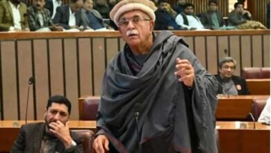 قومی اسمبلی: محمود اچکزئی نے 27 ویں ترمیم کے بل کی کاپی پھاڑ دی