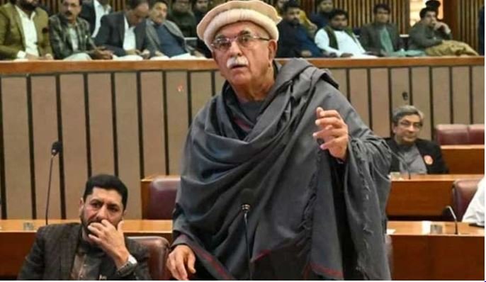 قومی اسمبلی: محمود اچکزئی نے 27 ویں ترمیم کے بل کی کاپی پھاڑ دی